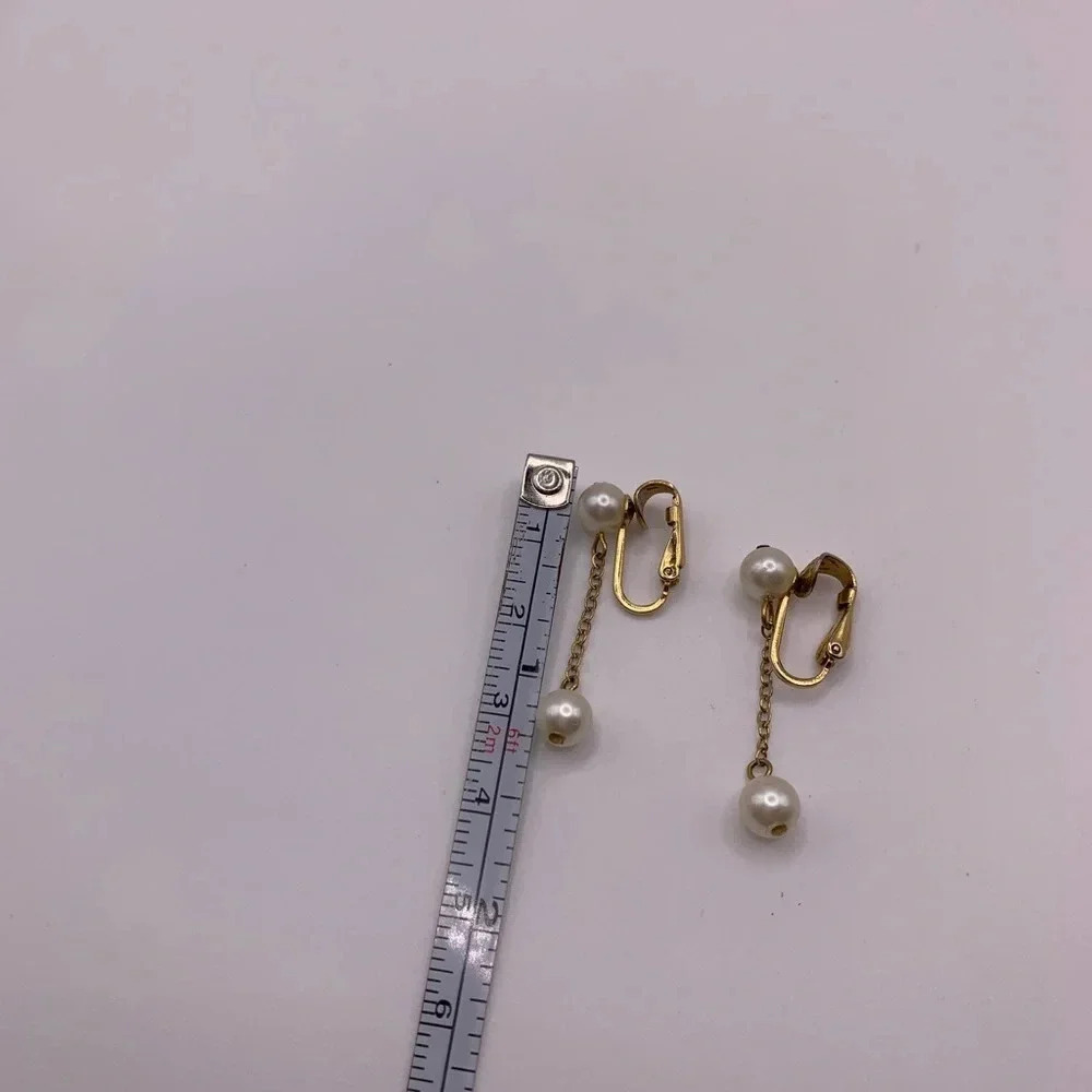 Lot of pair vintage gold tone faux pearl clip on earrings and brooch - Picture 7 of 8